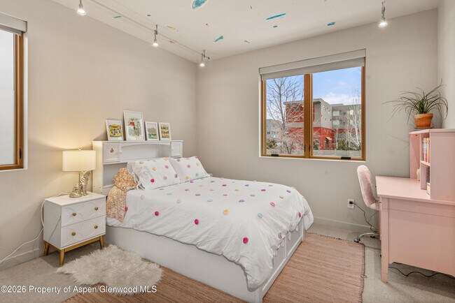 Building Photo - 113 Valley Ct