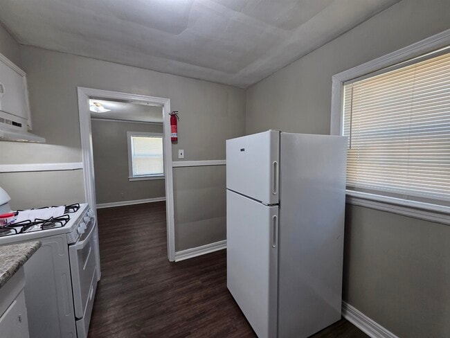 Building Photo - 802 N Dunlap St