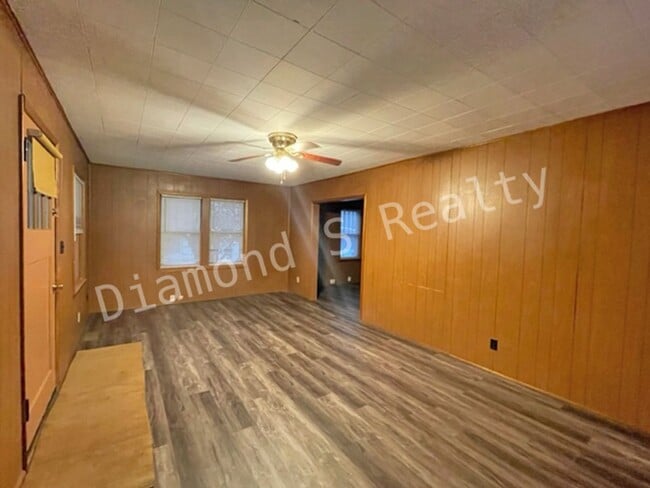 Building Photo - Charming Bungalow-Style Home Available Now