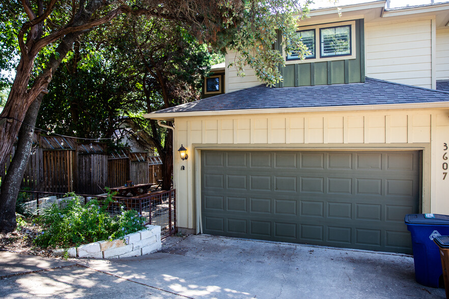2 car garage with additional parking spot in driveway. Gated yard for doggies - 3607 Clawson Rd