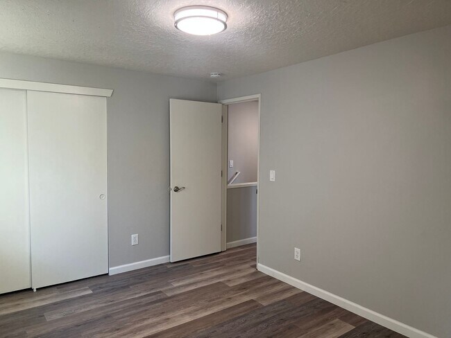Building Photo - SHOWING TODAY - VIEW LISTING for 360° IMAG...