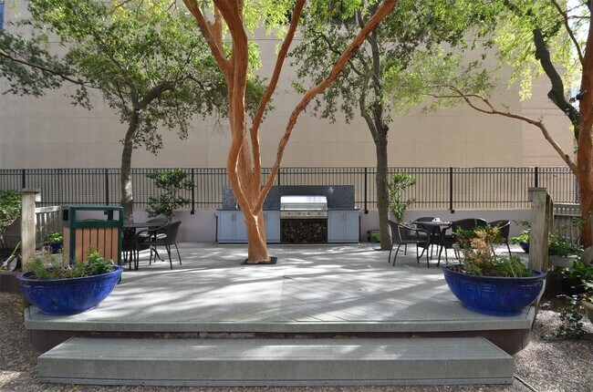 Building Photo - 5150 Hidalgo St