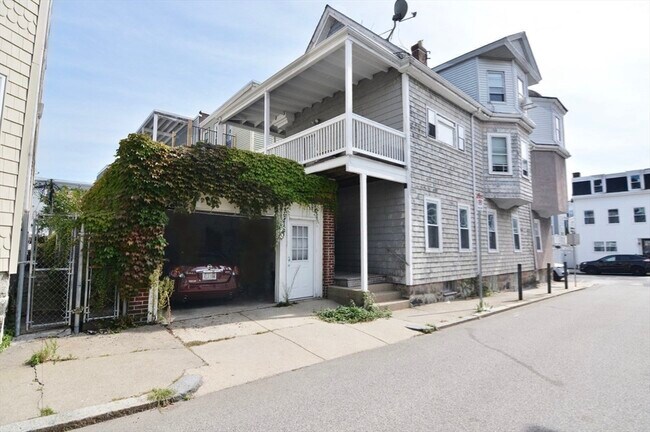 Building Photo - 716 E 7th St