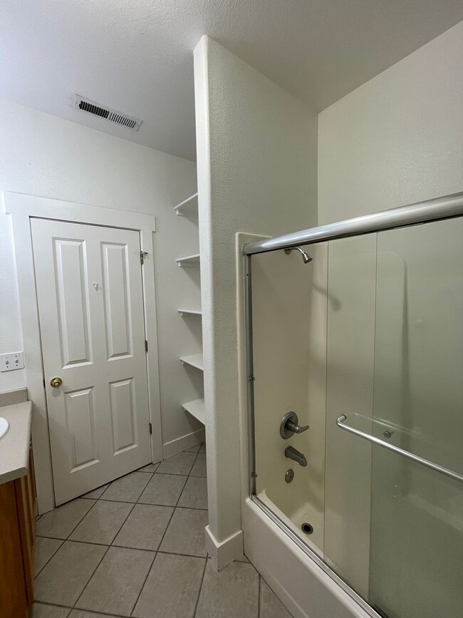 Building Photo - 2 Bedroom 1 1/2 Bath  on Bidwell Park!!