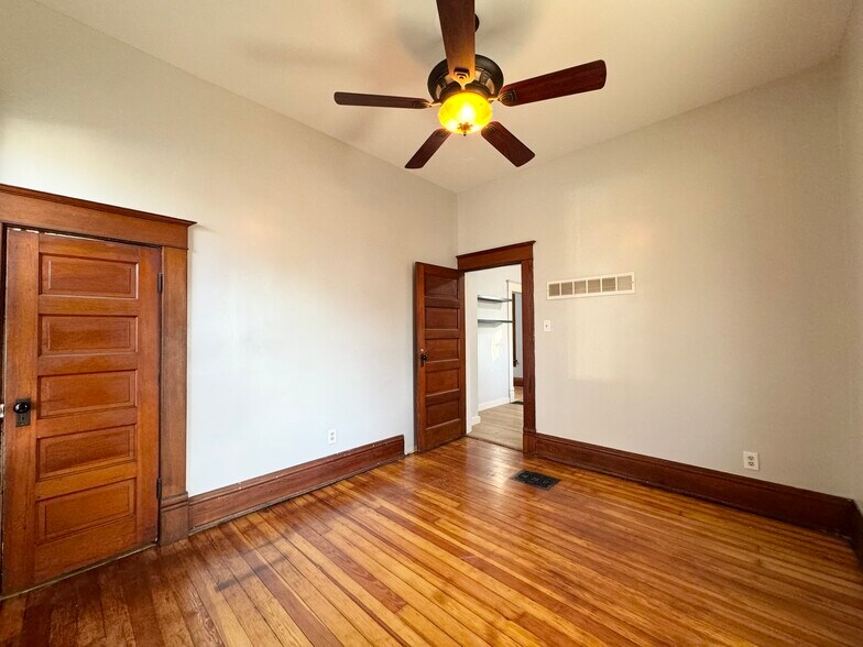 Building Photo - 617 Splitlog Ave