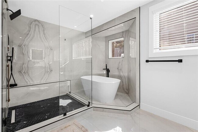 Building Photo - 915 Lost Forest Dr NW