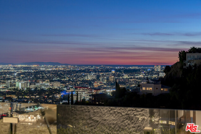 Building Photo - 8515 Hollywood Blvd