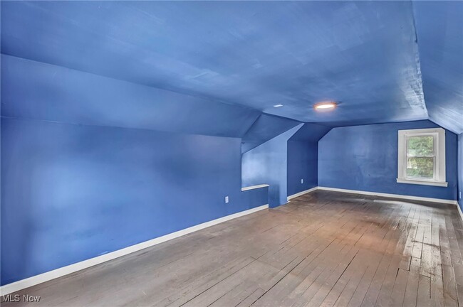 Building Photo - 906 Delia Ave