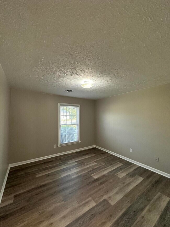 Building Photo - 3353 Kenesaw Dr