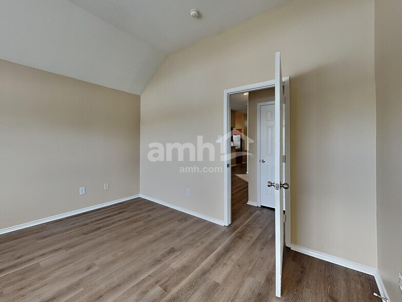 Building Photo - 210 Hilltop Dr