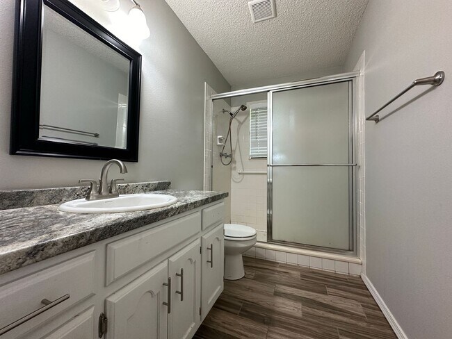 Building Photo - Cozy Elegance: Beautiful 2 Bed, 2.5 Bath H...