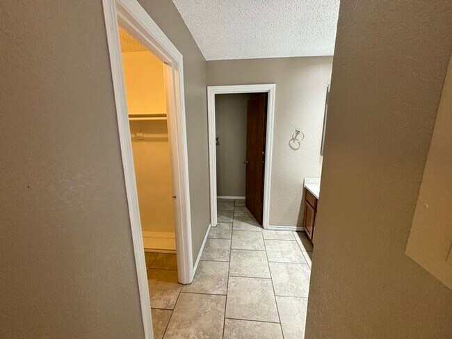 Building Photo - 2 bed 2 bath townhome