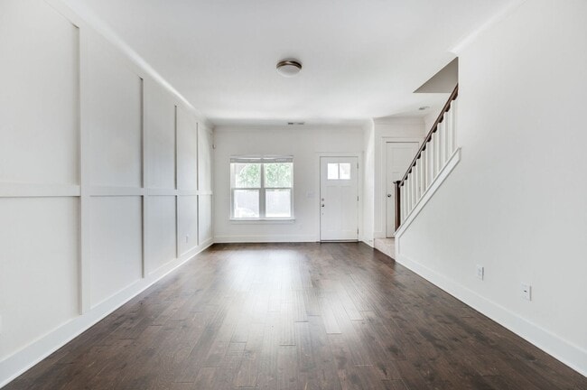 Building Photo - Beautiful 2BE/2.5BA townhouse located in the very desirable Nations!