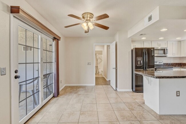 Building Photo - Upgraded 2 bedroom 2 bath upstairs condo