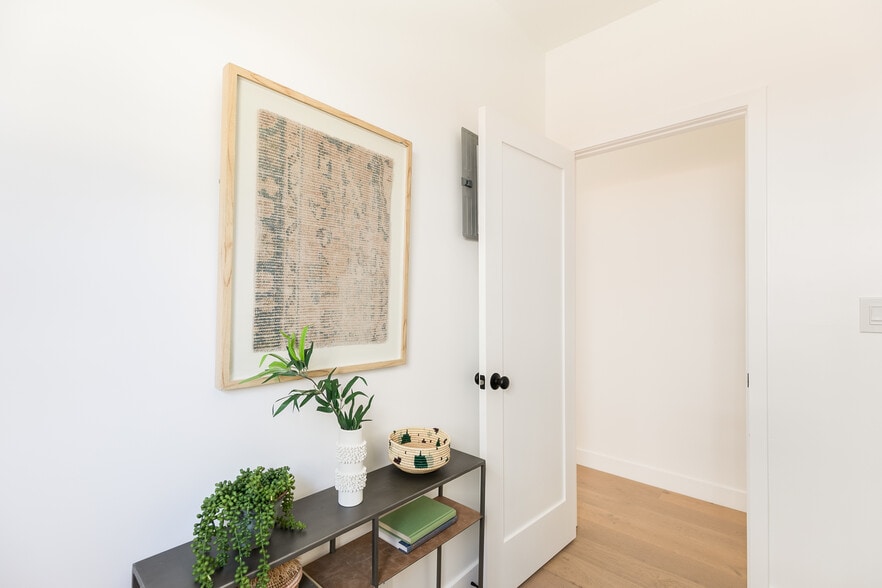 Building Photo - 5847 Ernest Ave