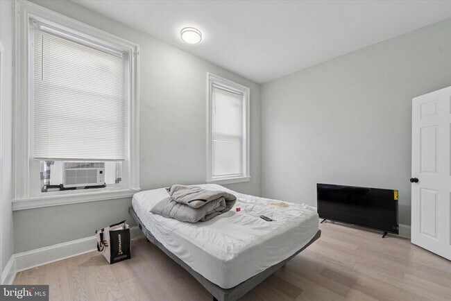 Building Photo - 2422 W Norris St