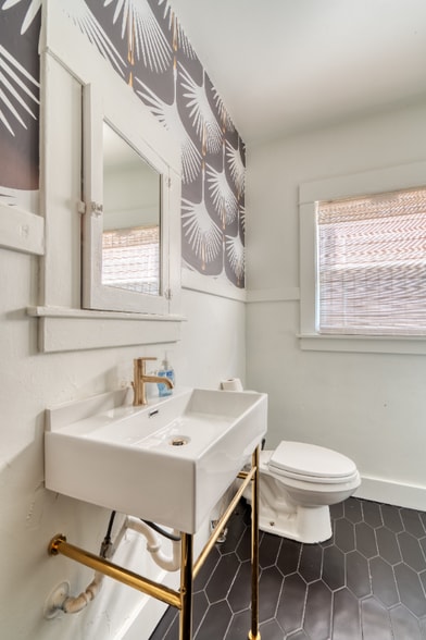 Building Photo - 2215 SE Powell Blvd