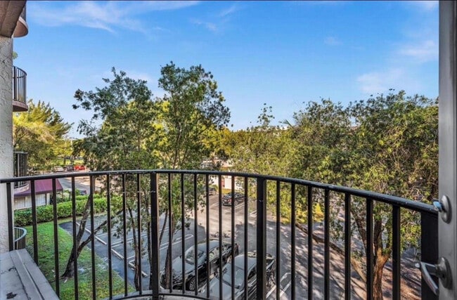 Building Photo - 2701 Riverside Dr