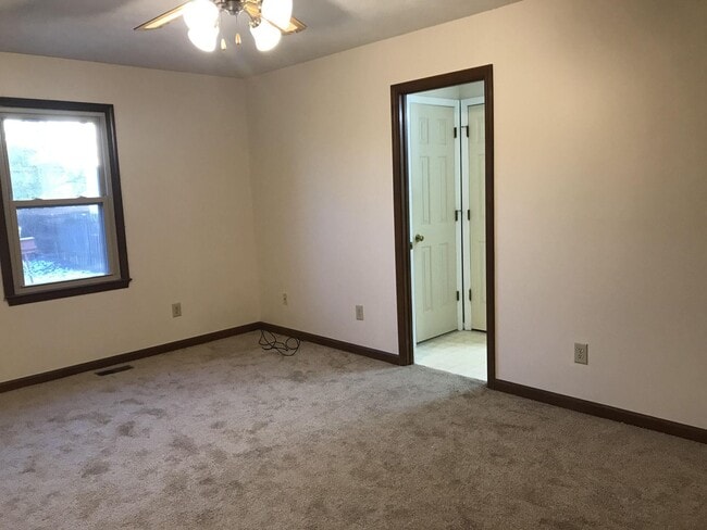 Building Photo - 3 bedroom 2 full bath house