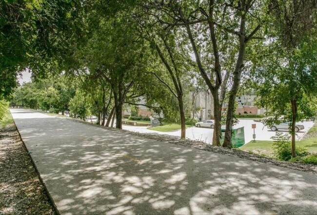 Back up to Katy trail - 3949 Buena Vista St
