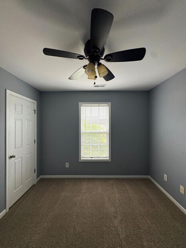 Building Photo - Spacious 3 Bed 2.5 Bath Home with Fenced Backyard
