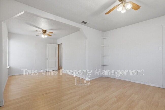 Building Photo - 3827 Devon Ave