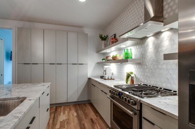 Building Photo - 2807 Delaware Ave