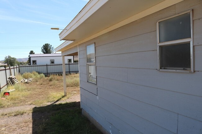 Building Photo - 1100 W Stockton Ave