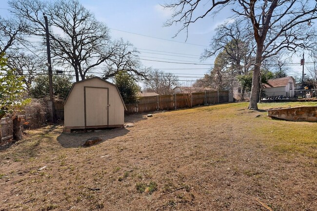 Building Photo - 1900 Mimosa Dr