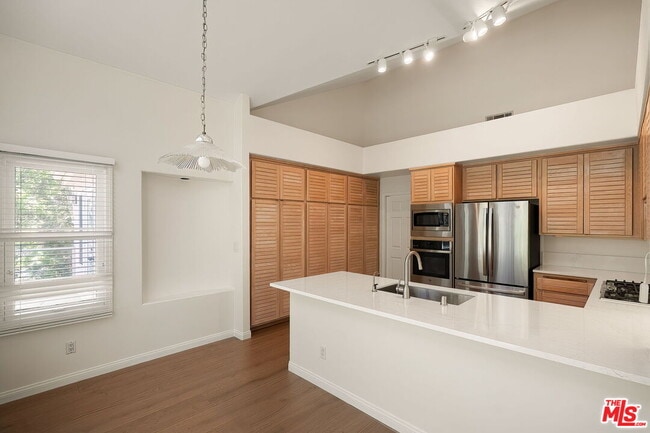 Building Photo - 604 Palisades Dr