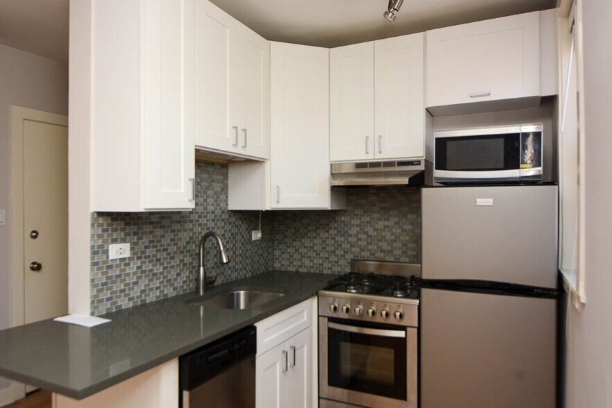 Building Photo - 511 W Belmont Ave