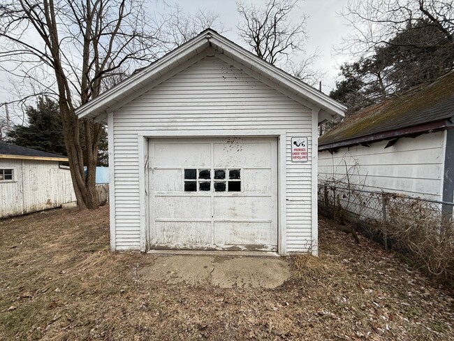 Building Photo - 3 Bedroom Single Family Home!