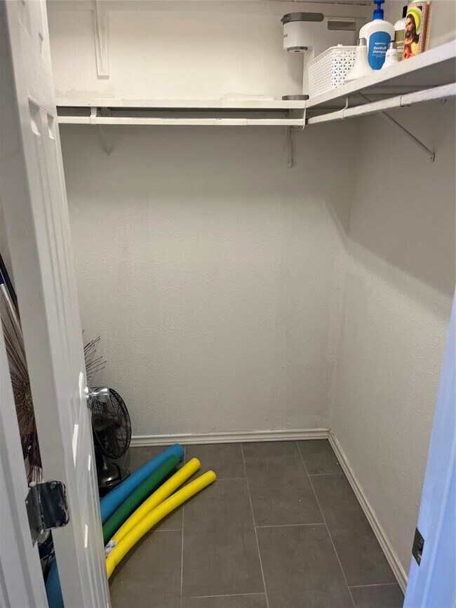 Building Photo - 505 W 7th St