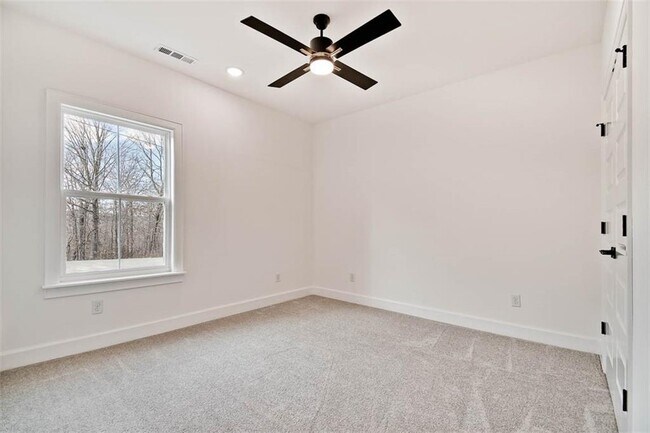 Building Photo - 247 Kinross Dr