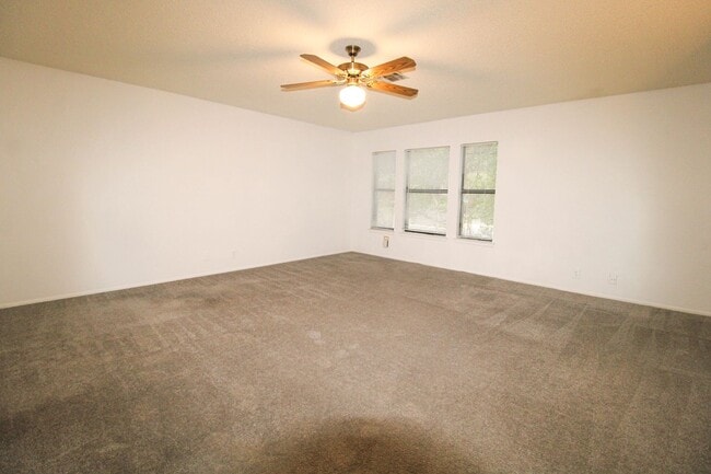 Building Photo - ************Move In Special- 2 WEEKS FREE Off 1st FULL MONTH************