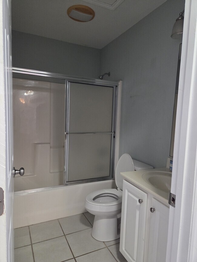 Building Photo - Charming 3 Bedroom/2 Bath