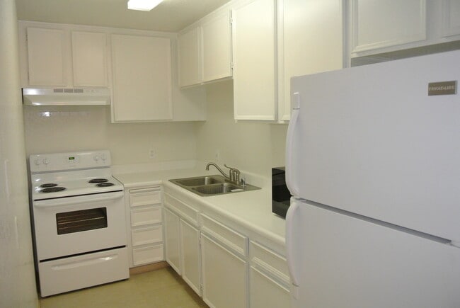 Building Photo - Palm Springs Villas - One Bedroom Condo