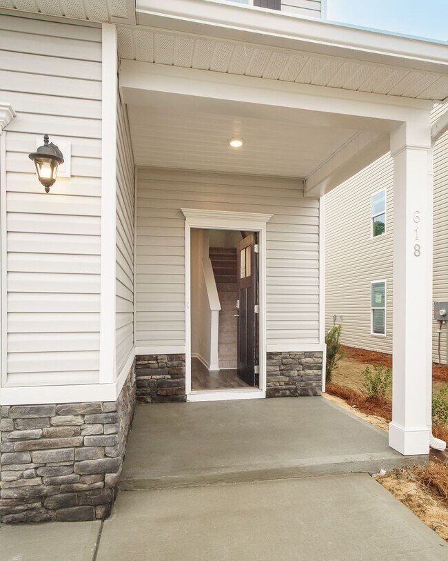 Building Photo - PET FRIENDLY - ENCLOSED FENCE In beautiful Graniteville!  Free Rent promo with qualified lease!!