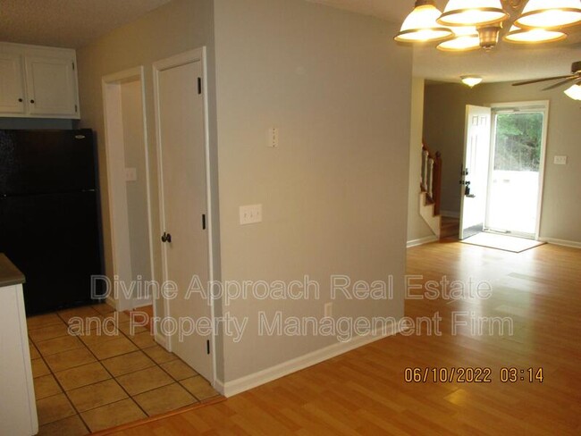 Building Photo - 830 Jamestown Manor Park