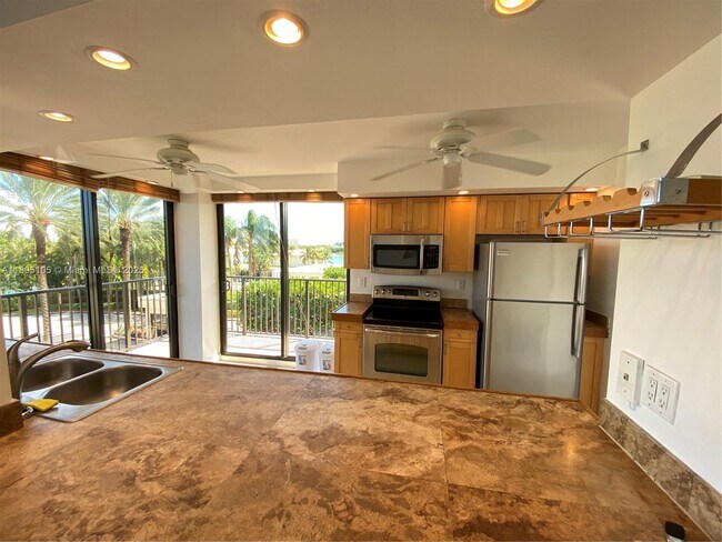 Building Photo - 801 N Venetian Dr