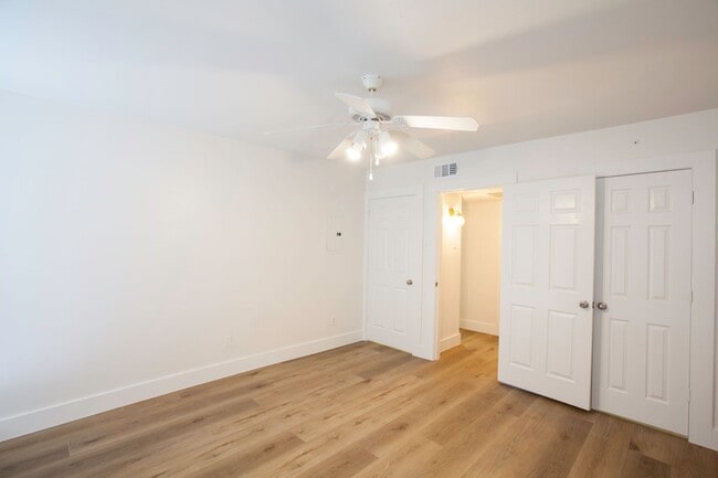 Building Photo - Remodeled Central Dallas Condo