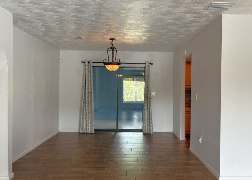 Building Photo - Available now - Low Energy Bill !!