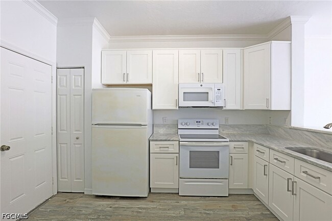 Building Photo - 3629 Pine Oak Cir