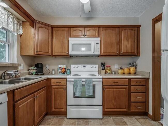 Building Photo - 1220 Columbia Ct