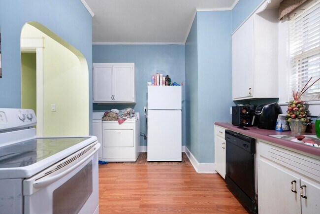 Building Photo - Charming Historic 2BR Apartment with Garag...