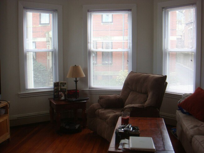 Building Photo - Large 2 Bedroom Plus an Office in Brooklin...