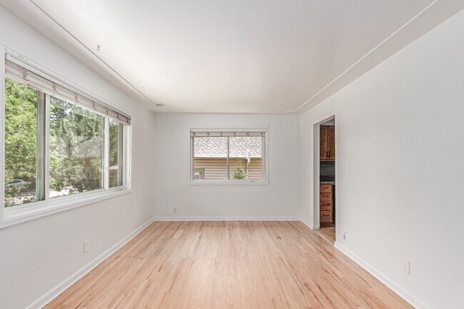 Building Photo - Charming Upper Unit Duplex in the Heart of Englewood!