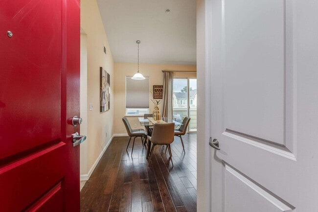 Building Photo - Stunning Top-Floor Condo with Open Layout,...