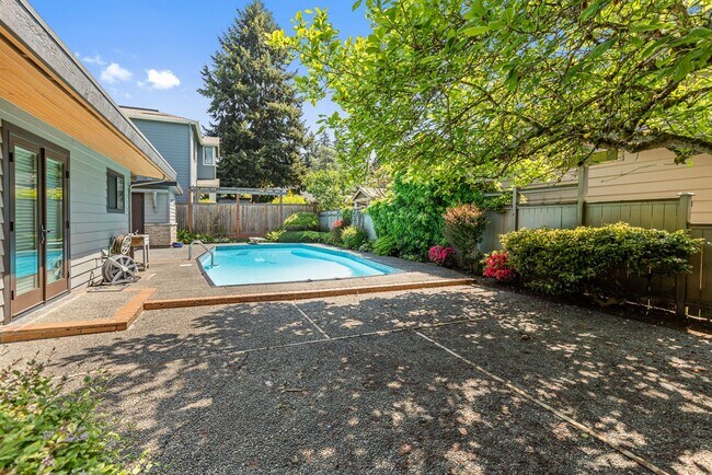 Building Photo - Beautiful West Facing Houghton Home with p...