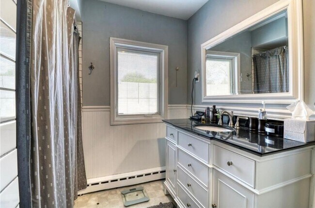 Building Photo - 5 bed 2 bath house close to Concordia and MSUM